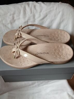 Vionic Women's Nude Patent Thong Sandals with Bow Accent